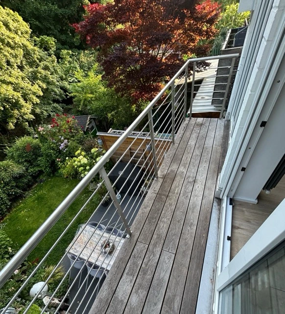 Edelstahlgeländer der Treppe